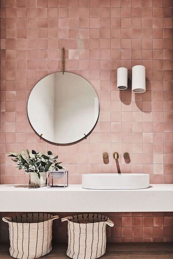 Décoration salle de bain rose blanc miroir rond