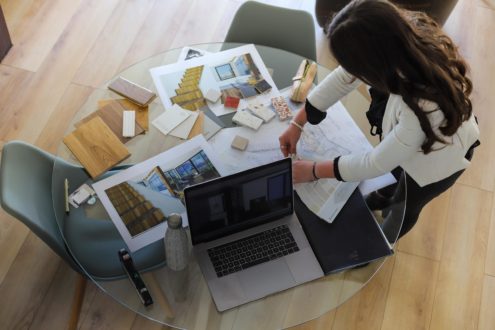 architecte d’intérieur en pleine activité de création