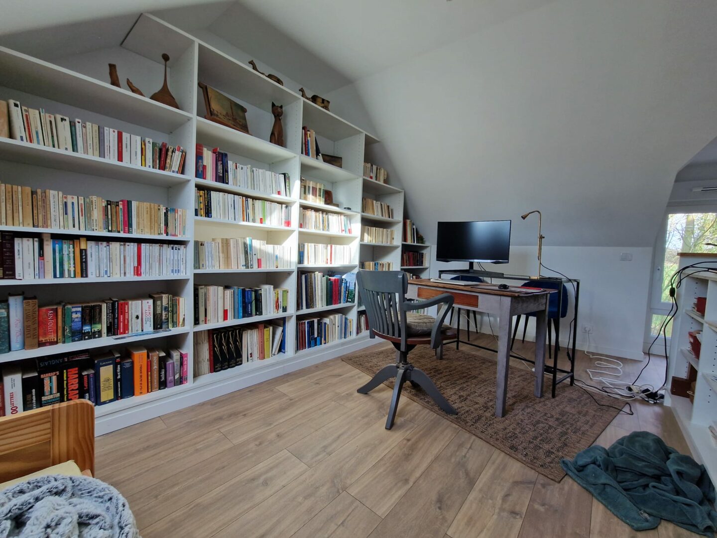 bibliotheque contemporain avec un bureau vintage