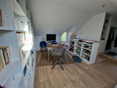 bureau sous les toits avec bibliothèque