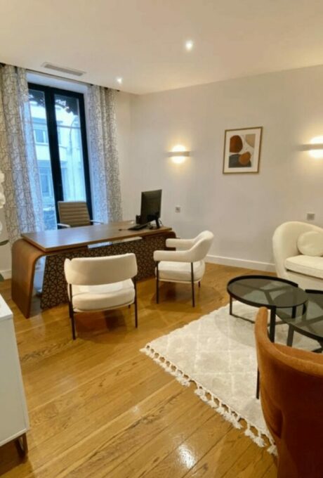 Bureau moderne avec mobilier en bois et fauteuils confortables