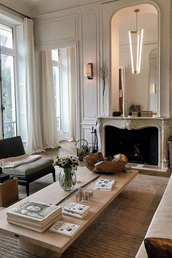 Salon avec une décoration d'intérieur haussmannien, appartement parisien, lumineux tons clairs