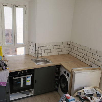 Rénovation de petite cuisine moderne avec un plan de travail en bois