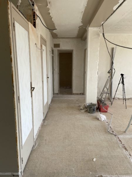 Couloir pendant travaux rénovation décoratrice