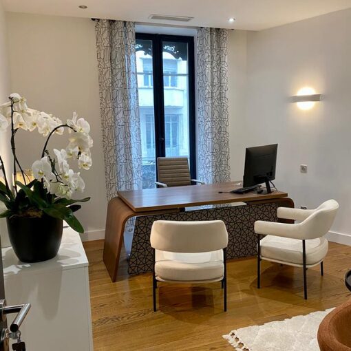 Bureau moderne avec des chaises blanches, par un architecte intérieur Toulouse.