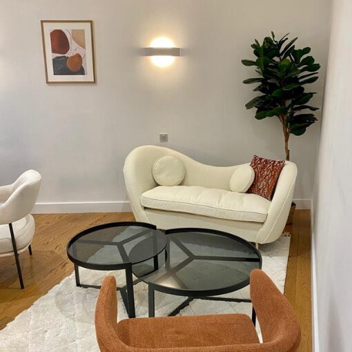 Salon moderne avec canapé élégant, décoré par un architecte intérieur Toulouse.