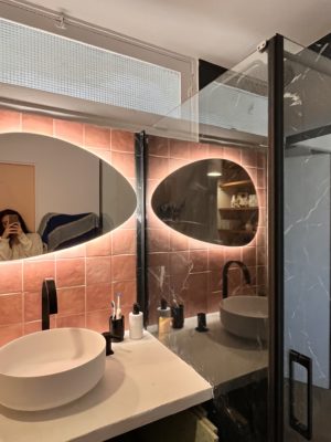 Salle de bain avec carreaux roses