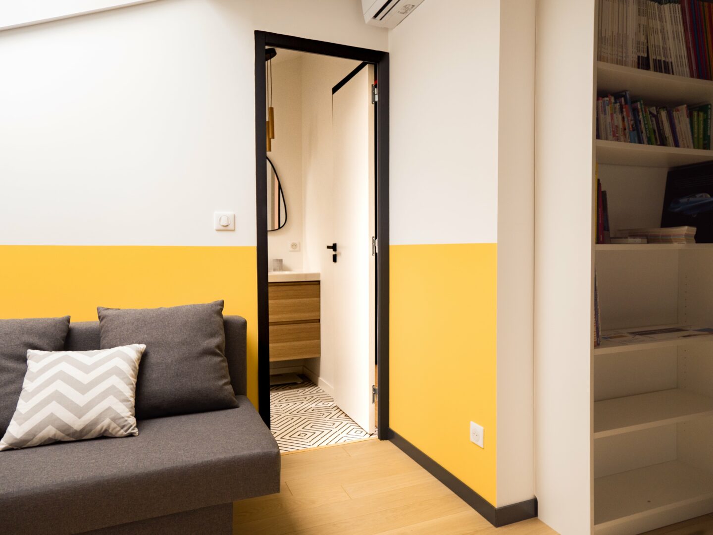 chambre d'amis avec couleur jaune et accès salle de bain