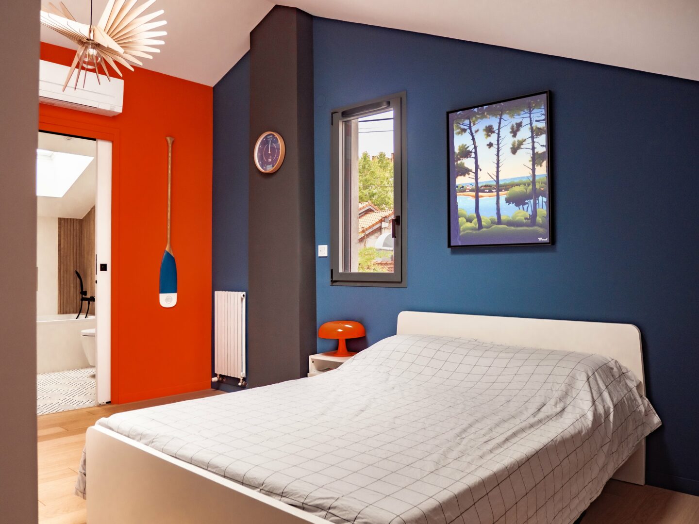 chambre d'enfant bleu et orange avec décoration hossegor
