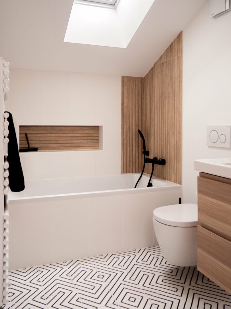 salle de bain avec carreaux géométriques et bois