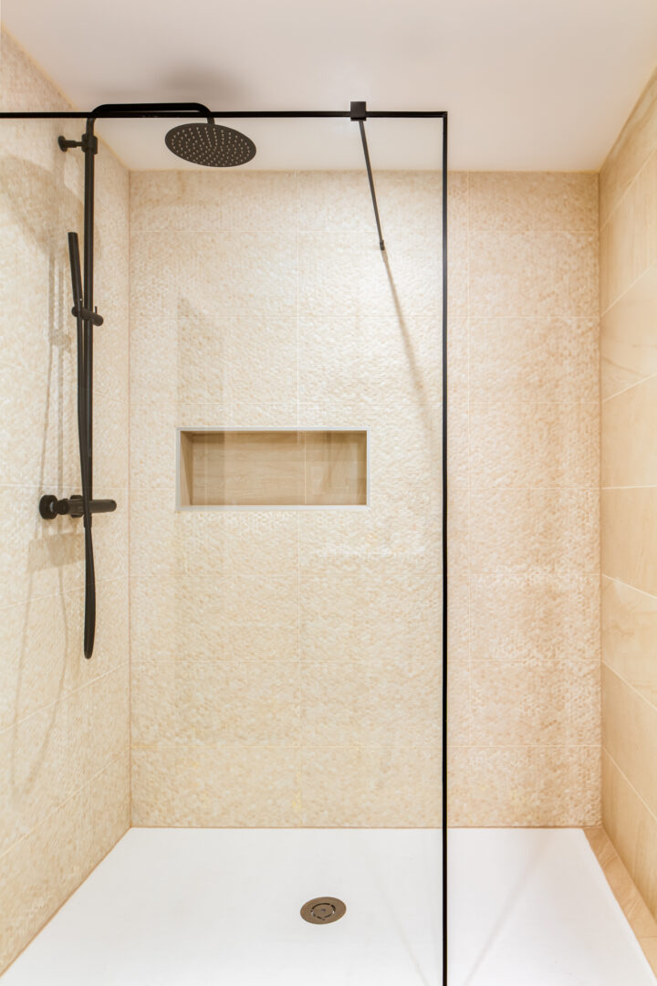 Douche avec carrelage en relief et colonne de douche noire