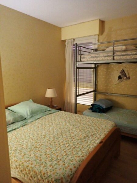 Chambre avec lits superposés, lampe de chevet, intérieur toulouse