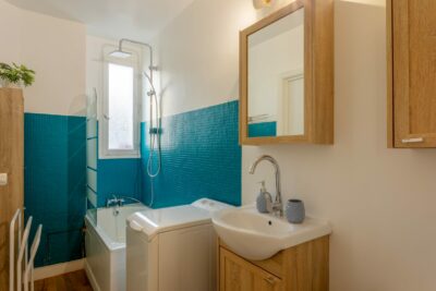 salle de bain bleu avec mobilier en bois