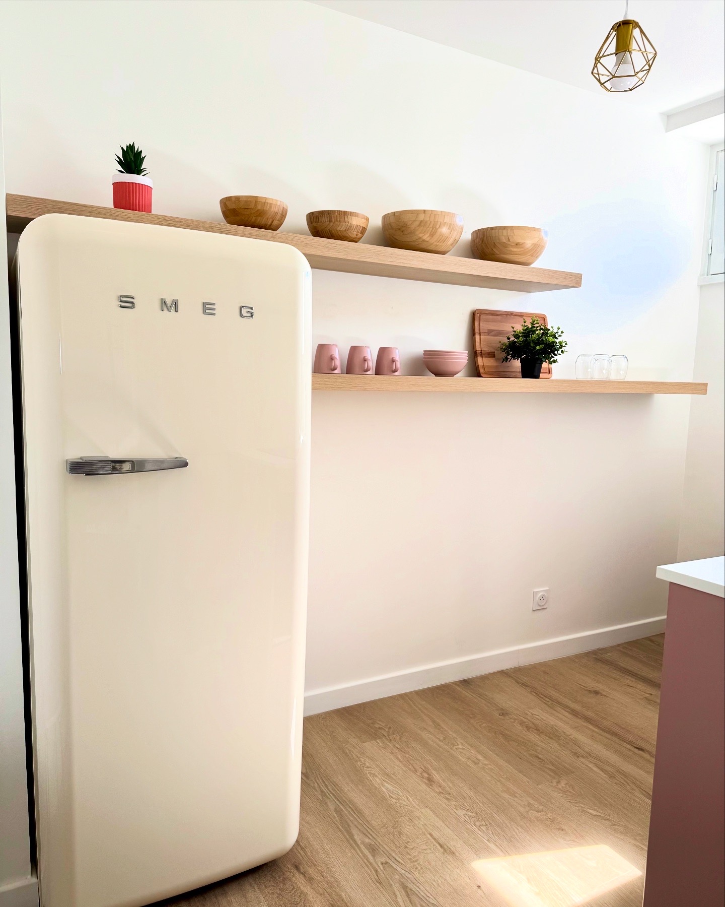 Réfrigérateur Smeg, étagères décorées, intérieur moderne