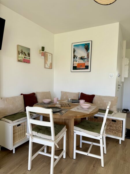 Salle à manger moderne avec table en bois et chaises blanches, décor intérieur toulouse