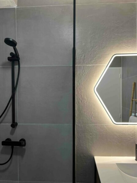 salle de bain avec miroir rétroéclairé