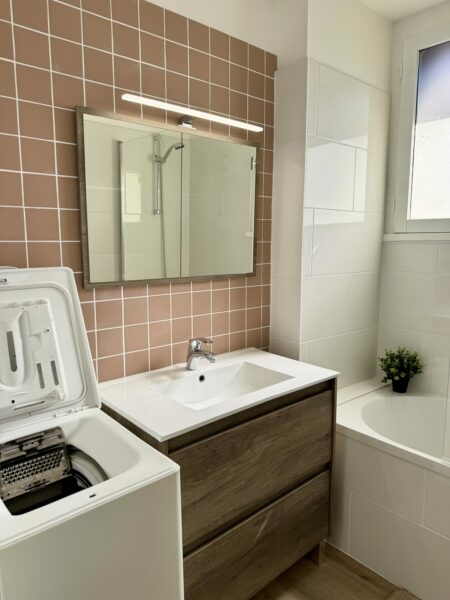 Salle de bain moderne avec lavabo, miroir, lave-linge, architecte intérieur toulouse