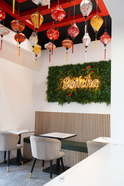 Photographie d'un restaurant rénové avec des lanternes et tasseaux