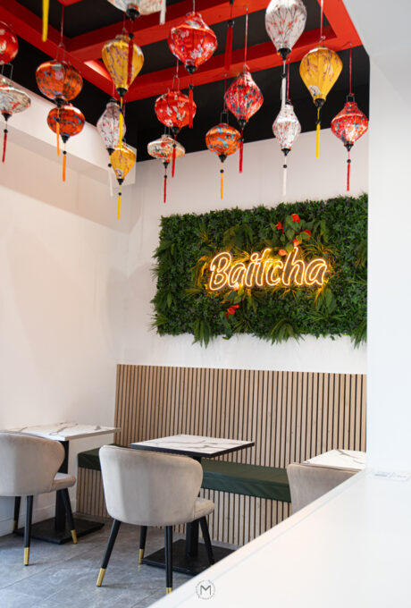 Photographie d'un restaurant rénové avec des lanternes et tasseaux