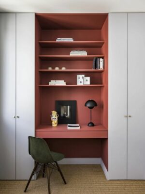 bureau dans placard, niche colorée rouge