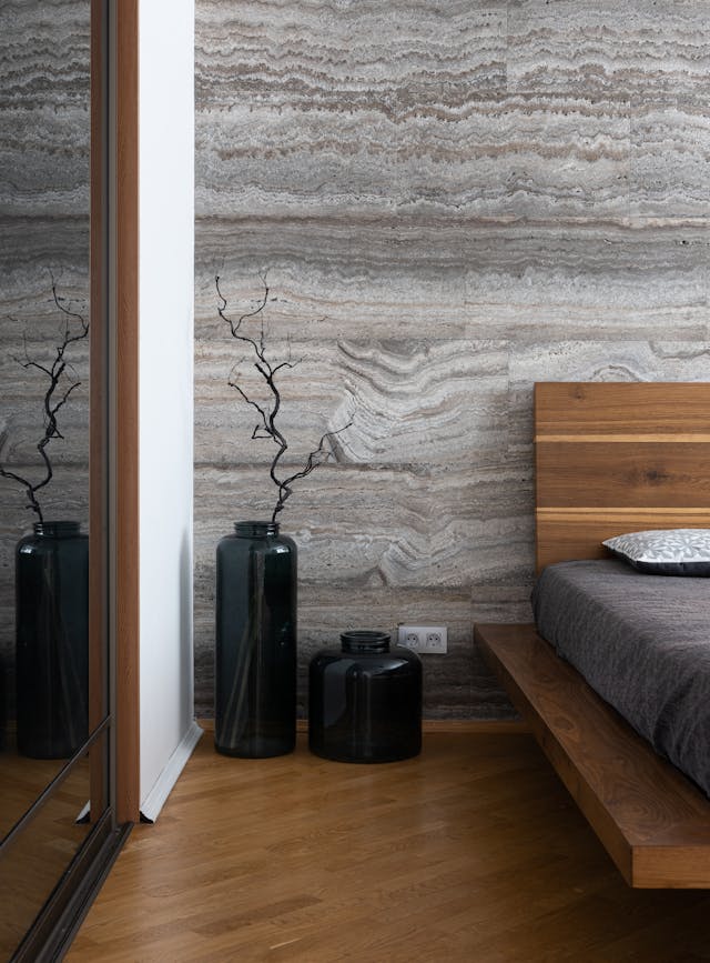 chambre avec mur en travertin