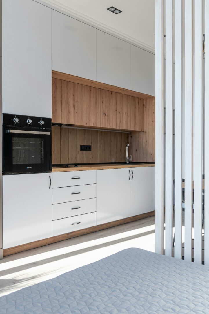 cuisine blanche et bois crée par une architecte d'intérieur de la region de toulouse