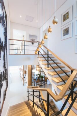 maison avec escalier acier et bois