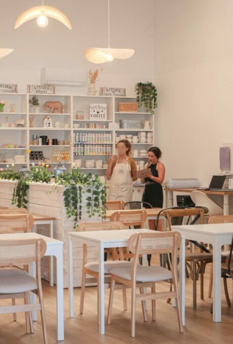 Espace intérieur chaleureux avec table, chaises et étagères décoratives, Toulouse.