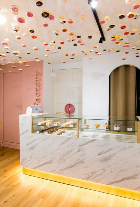 Intérieur d'une pâtisserie avec décoration moderne à Toulouse. Architecte intérieur.