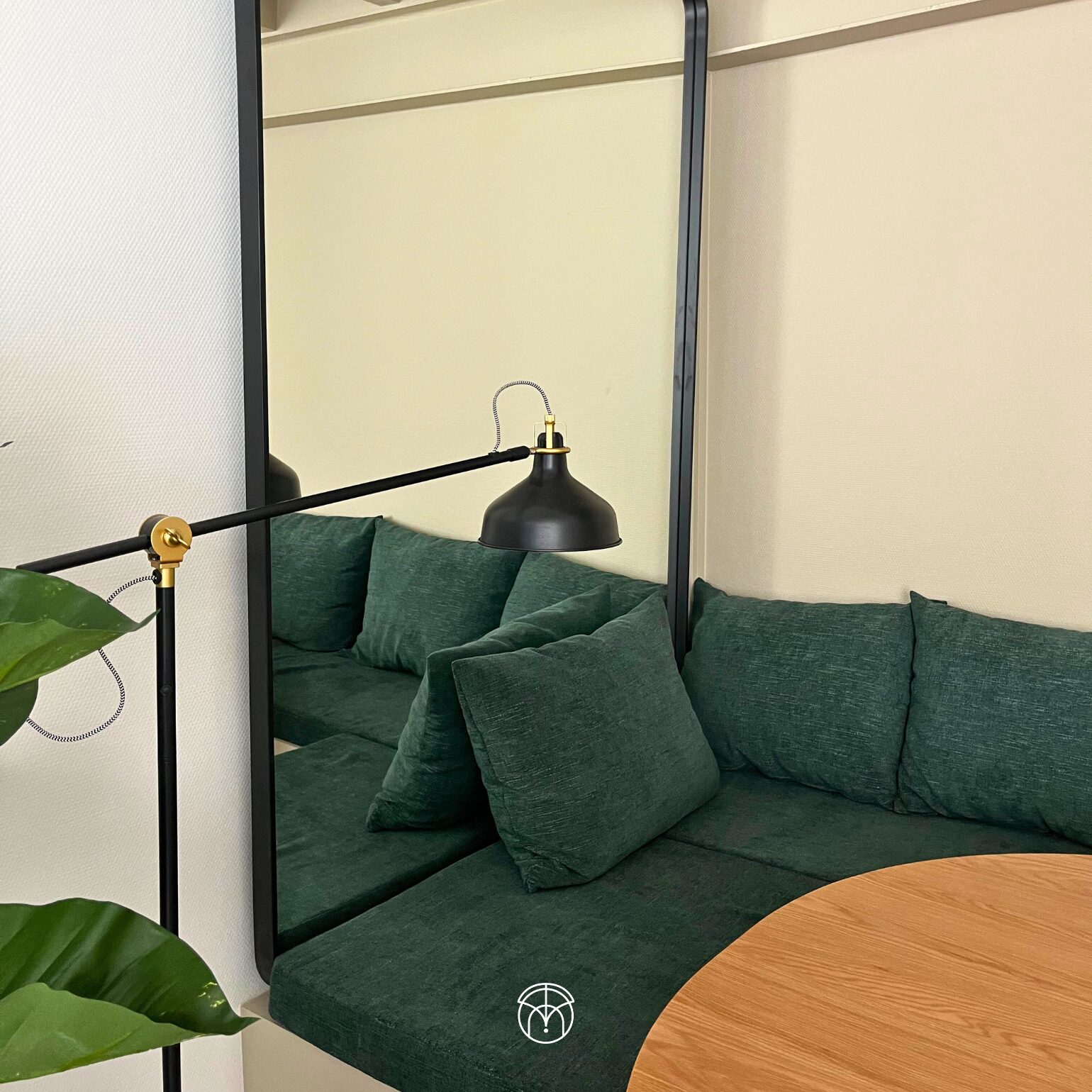 Salon moderne avec canapé vert et lampe noire
