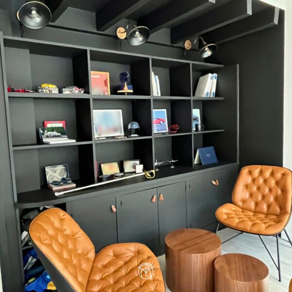 Bibliothèque moderne, chaises en cuir, éclairage intégré, architecte intérieur toulouse, décoratrice interieur toulouse