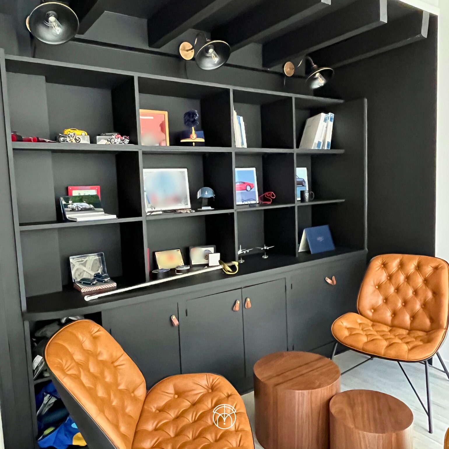 Bibliothèque moderne, chaises en cuir, éclairage intégré, architecte intérieur toulouse, décoratrice interieur toulouse