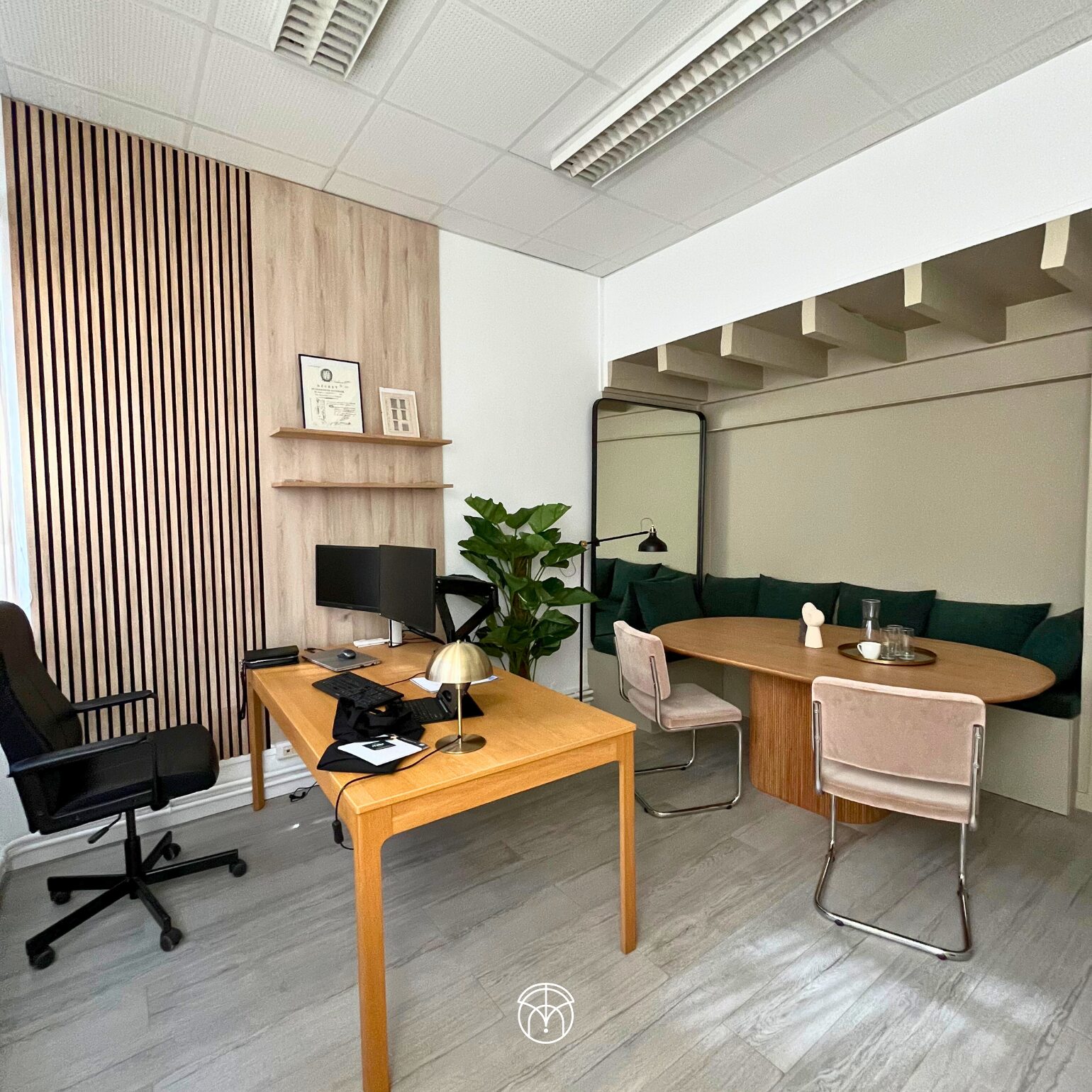 Bureau moderne avec espace de vie, décoration intérieure, architecte intérieur toulouse.