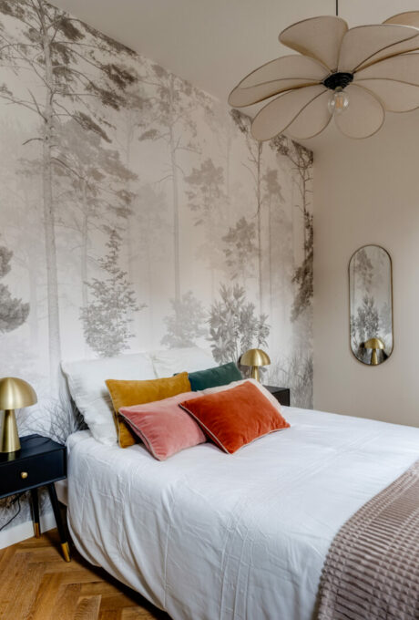 Chambre décorée avec des coussins colorés, par un architecte intérieur Toulouse.