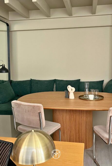 Salle à manger moderne avec table en bois et chaises roses, architecte intérieur toulouse.