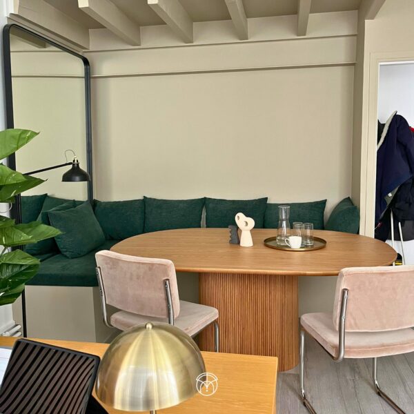 Salle à manger moderne avec table en bois et chaises roses, architecte intérieur toulouse.