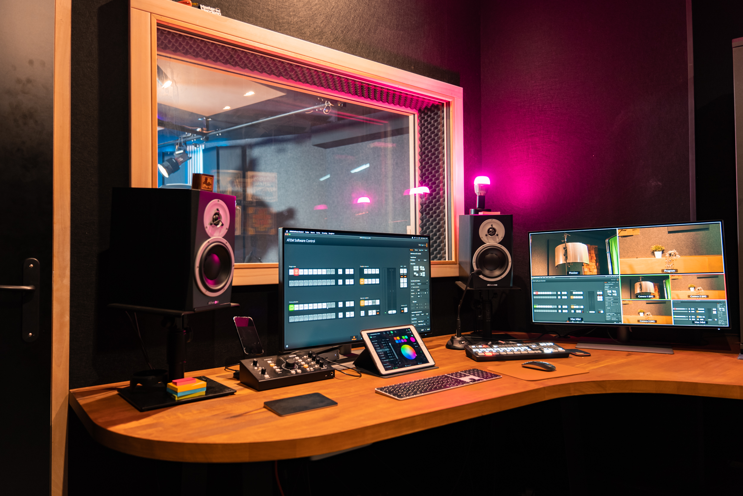 Bureau de production musicale avec ordinateurs et haut-parleurs