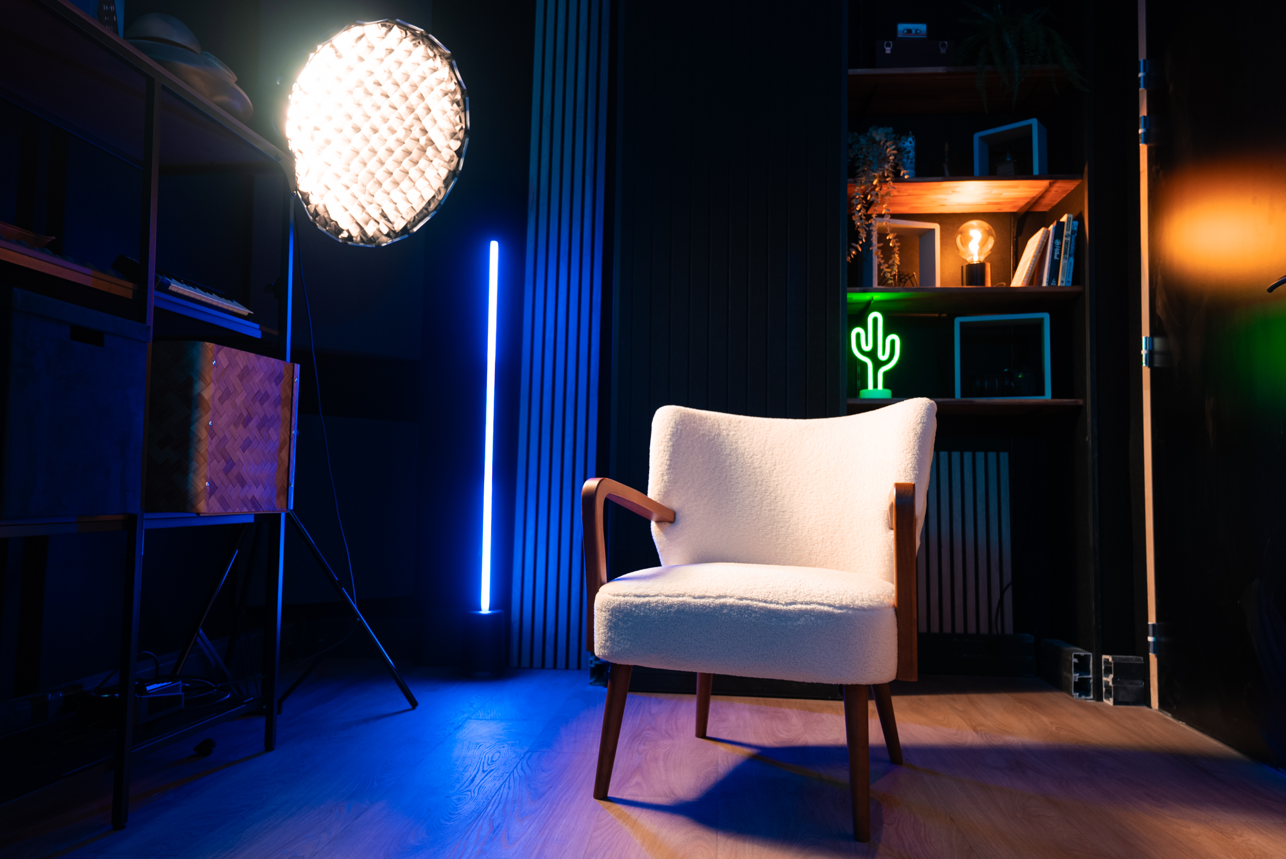 Chair, lampes, bibliothèque, intérieur moderne
