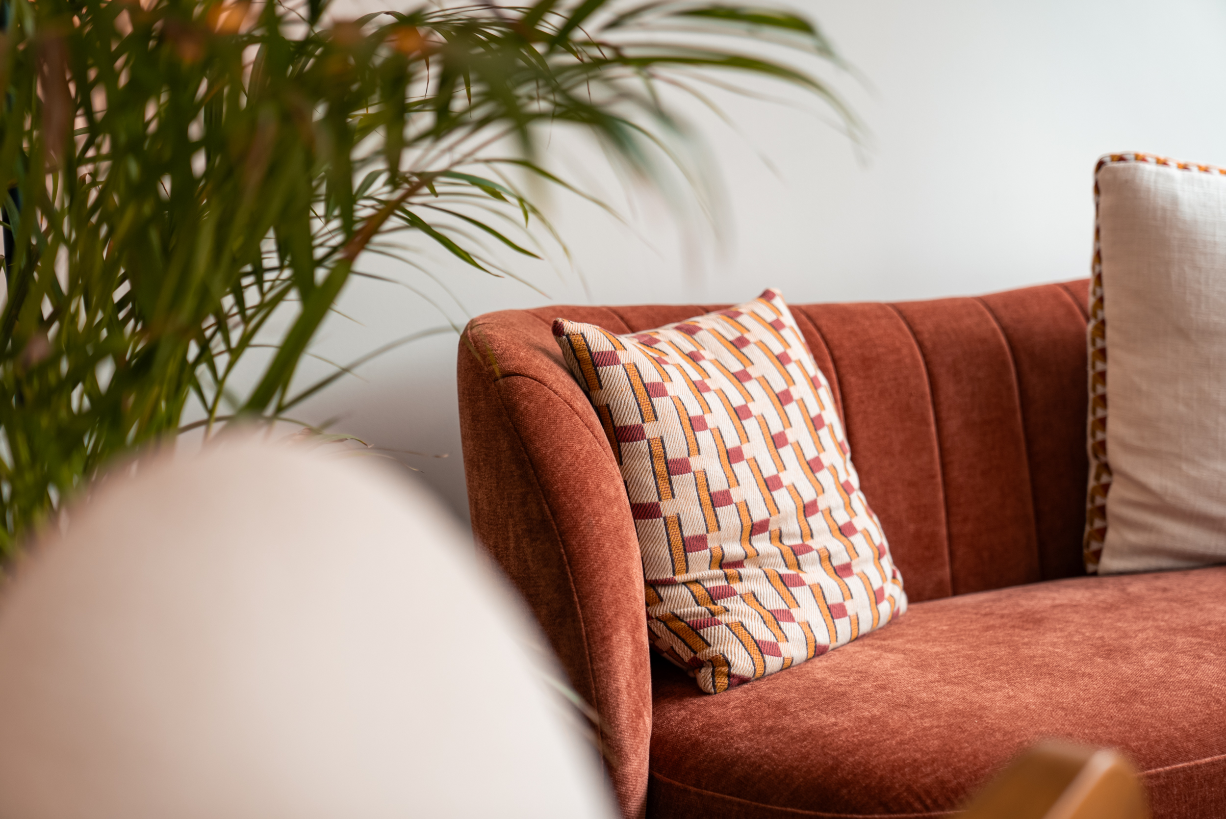 Canapé marron avec coussins imprimés, décorateur intérieur Toulouse
