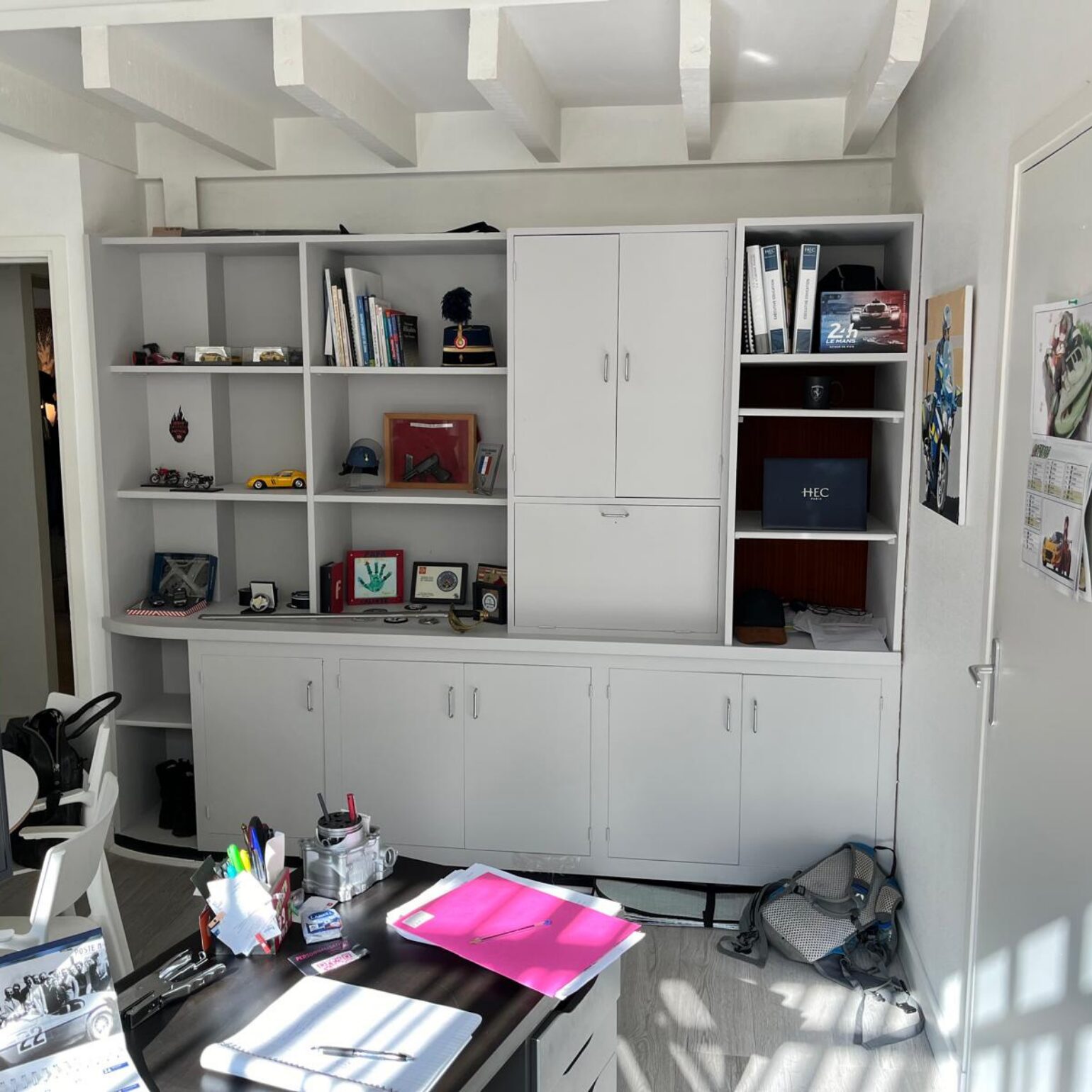 Bureau à domicile avec étagères et bureau, décoration intérieure.