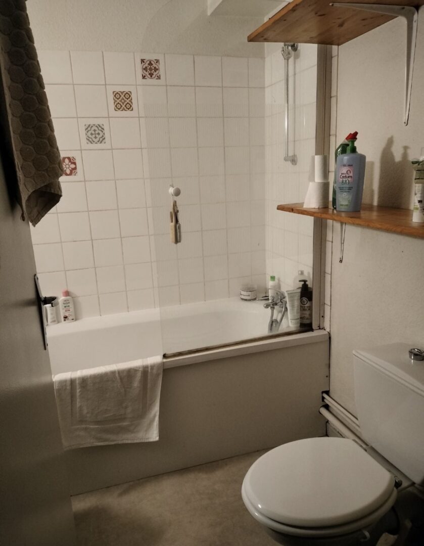 Salle de bain avec baignoire, décoration moderne, architecte intérieur Toulouse.