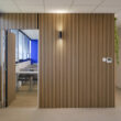 Intérieur moderne d'un local professionnel à Toulouse avec des panneaux en bois, transformé par une agence de décoration.