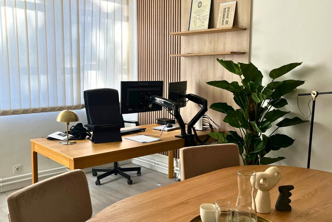 Avant / après : transformer deux bureaux standards en un espace qui affirme une identité.