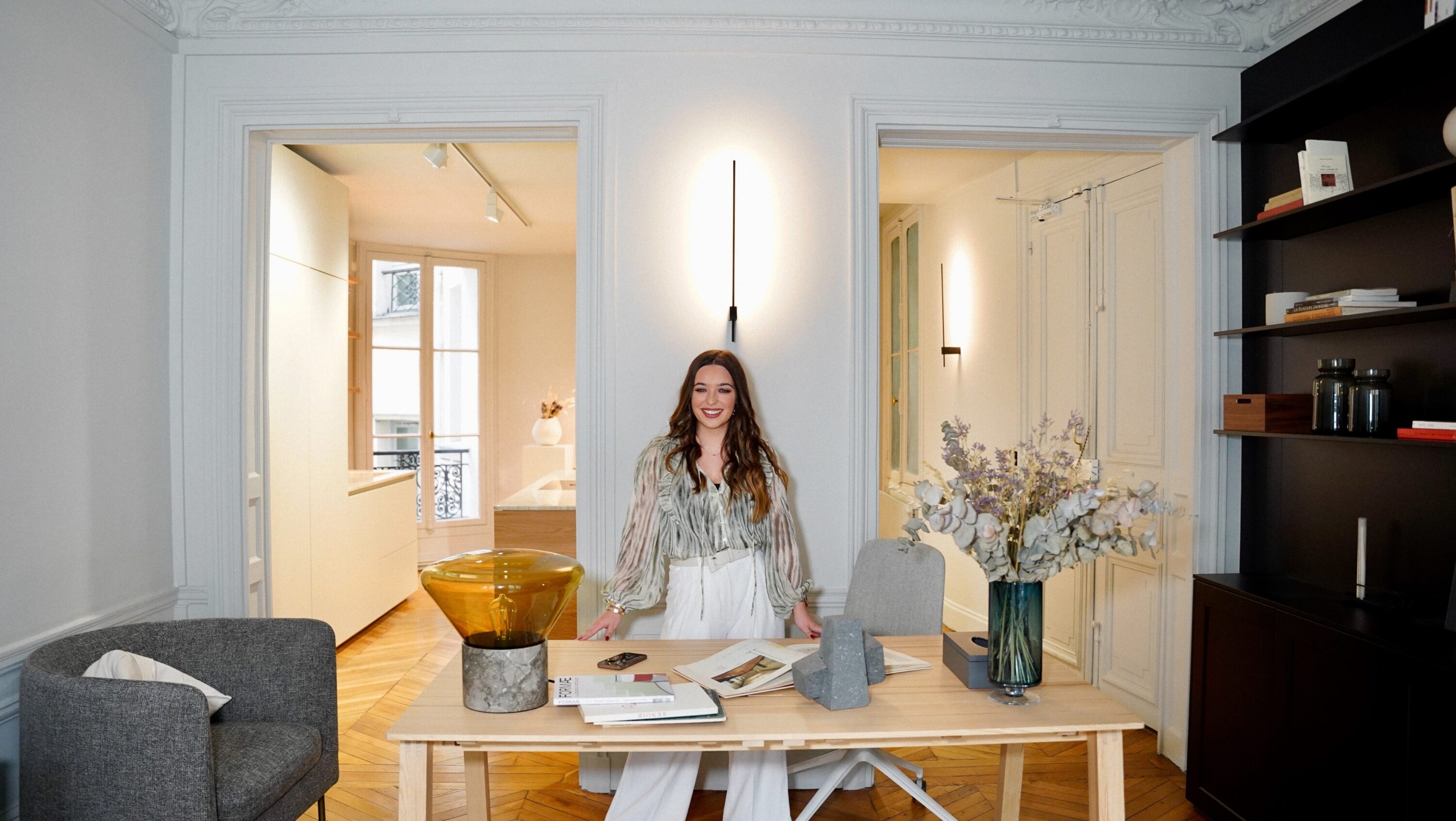 Architecte d'intérieur à Toulouse, dans un bureau avec décoration intérieure moderne.