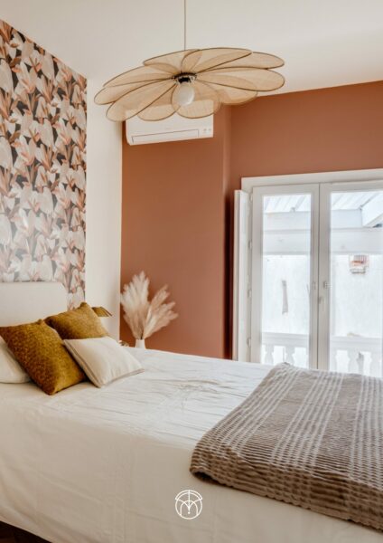 Chambre moderne avec éclairage floral, décoration intérieure toulouse