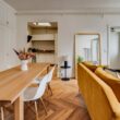 salon moderne, table en bois, canapé jaune, intérieur design