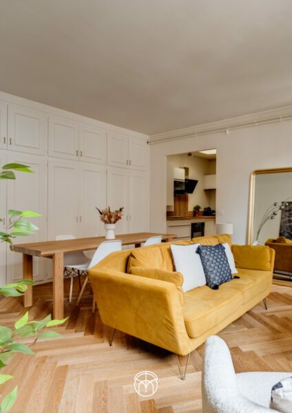 salon moderne avec canapé jaune, table en bois, plantes, miroir, architecte intérieur toulouse
