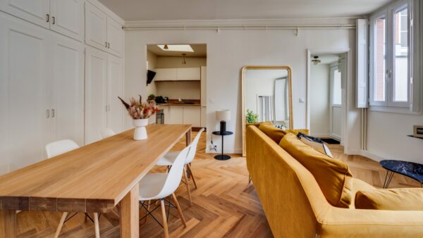 salon moderne, table en bois, canapé jaune, intérieur design