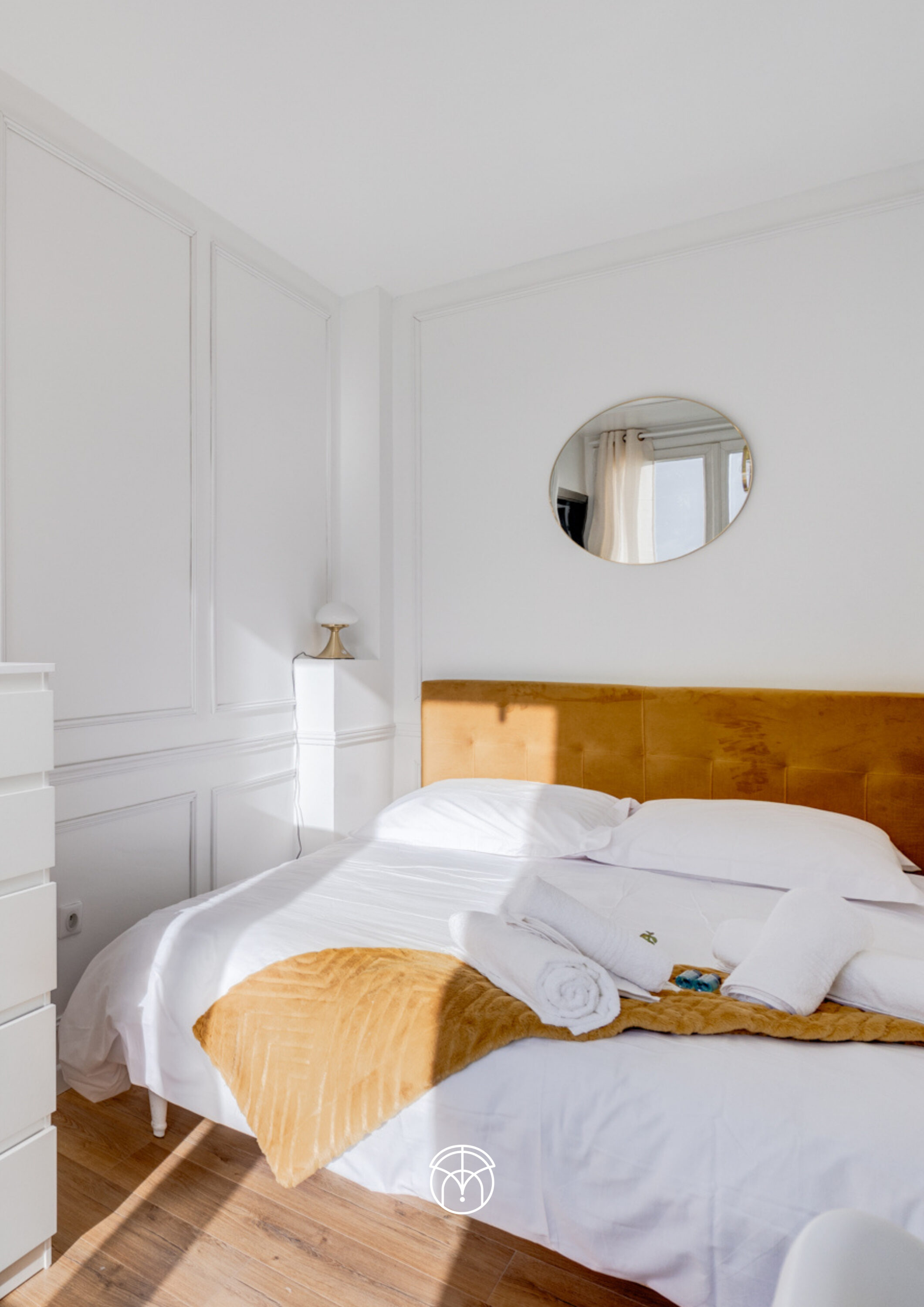 Chambre moderne avec lit blanc, miroir, décoration intérieure toulouse