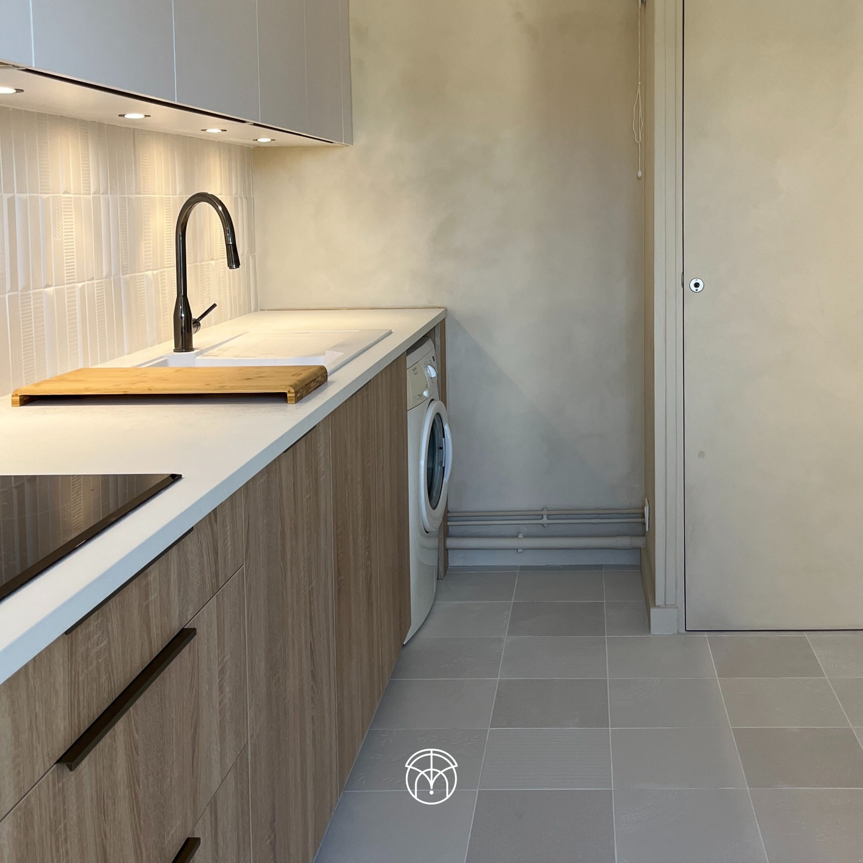 Cuisine moderne avec évier et lave-linge, architecte intérieur toulouse